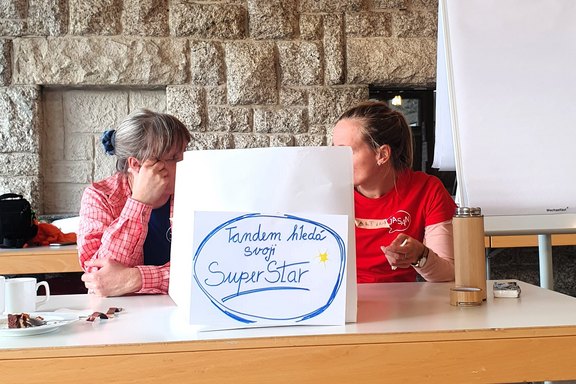 "Tandem sucht den Superstar" ist auf einem Schild zu lesen