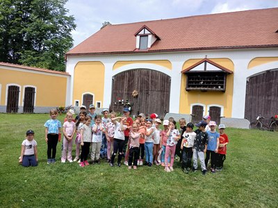Kindergruppe auf einer Wiese