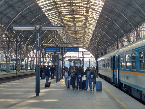 Schülergruppe auf dem Bahnsteig