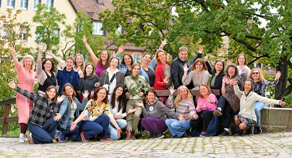 Eine Gruppe von Personen vor einer Wiese