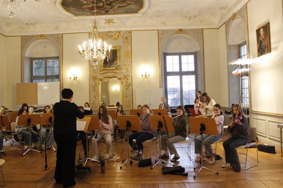 Big Band von vorne in einem großen Saal.