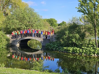 Mitglieder des Chors Rolnička Praha stehen auf einer Brücke