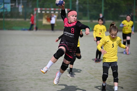 Mädchen spielen Handball
