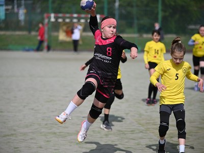 Mädchen spielen Handball