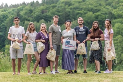 Jugendgruppe auf grüner Wiese