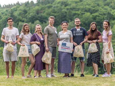 Jugendgruppe auf grüner Wiese