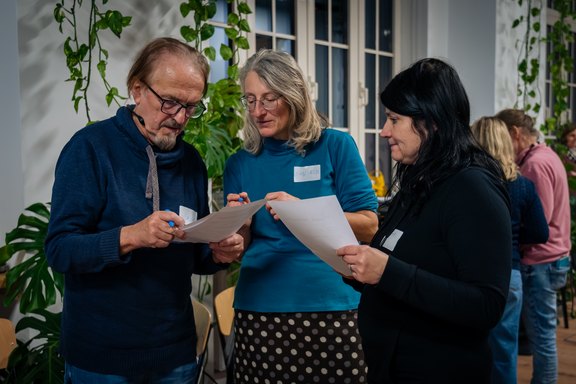Teilnehmende des deutsch-tschechischen Fachforums 2025 in Leipzig im Austausch