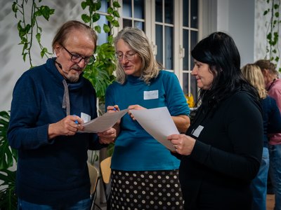 Teilnehmende des deutsch-tschechischen Fachforums 2025 in Leipzig im Austausch
