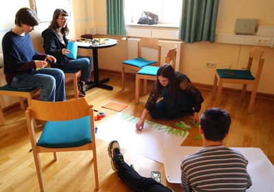 Teilnehmerinnen und Teilnehmer des Videoworkshops arbeiten an ihren Ideen.