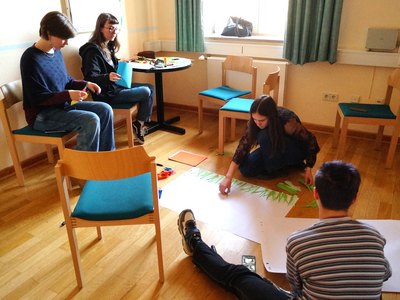 Teilnehmerinnen und Teilnehmer des Videoworkshops arbeiten an ihren Ideen.