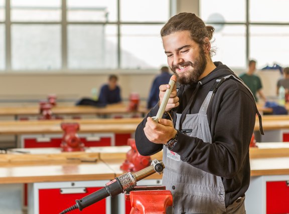 Auszubildender bei der Arbeit in einer Werkstatt