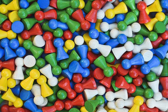 Viele bunte Spielfiguren