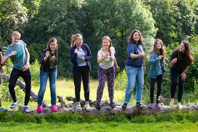 2021-Wunsiedel-Cojc Junge Menschen nehmen an einem Theater-Workshop in der freien Natur teil