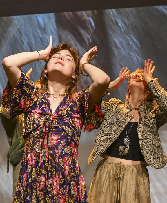 Zwei junge Frau tanzen auf einer Theaterbühne