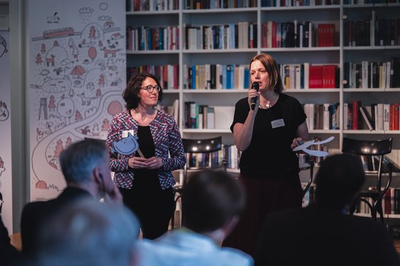 Zwei Frauen begrüßen das Publikum