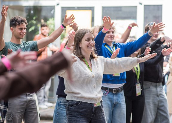 Junge Menschen tanzen bei der internationalen Jugendbegegnung "Youth4Peace"