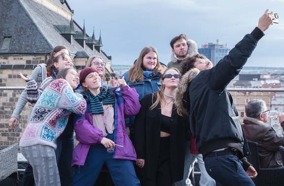 Eine Gruppe von Jugendlichen machen ein Selfie