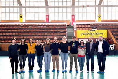 Fachkräfte der Sportjugend stehen in einer Reihe