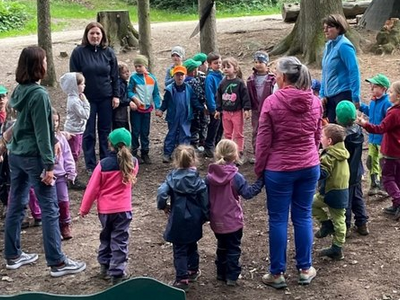 Kinder im Waldkindergarten