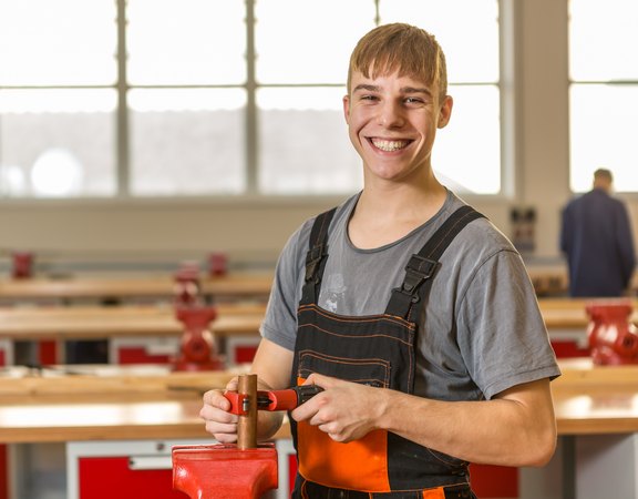 Auszubildender bei der Arbeit in einer Werkstatt