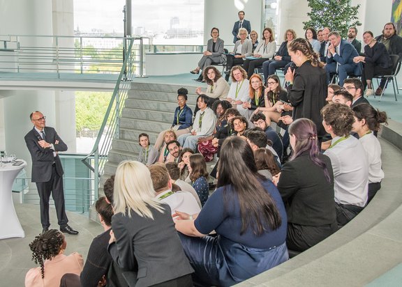 Junge Menschen treffen im Rahmen der Jugendbegegnung "Youth4Peace" Bundeskanzler Friedrich Merz.
