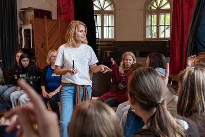 Eine Sprachanimateur:in erklärt der Gruppe die nächste Sprachanimationsmethode