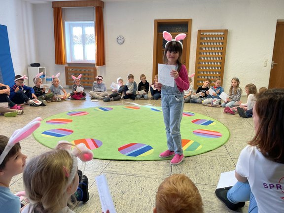 In einem Kindergarten sitzen die Kinder in einem Sitzkreis