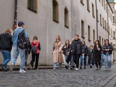 Eine Schülergruppe läuft durch die Altstadt von Regensburg