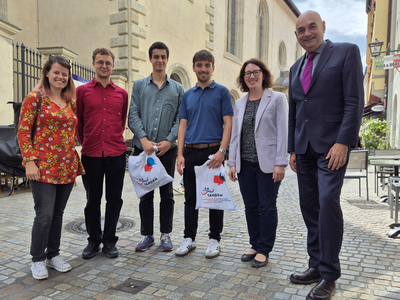Gruppe von Menschen stehen auf einer Straße