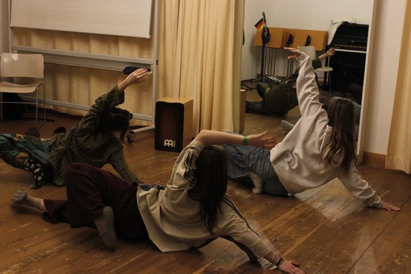 Drei tanzende Jugendliche, die sich synchron bewegen.