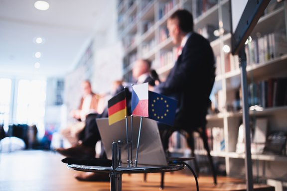 Die deutsche und die tschechische Fahne