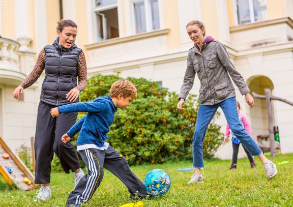 Vorschulkinder spielen Fußball