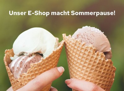 Zwei Hände halten jeweils eine Eiswaffel mit zwei Kugeln Eis.