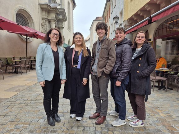 Jungen Menschen stehen vor dem Tandem-Büro.