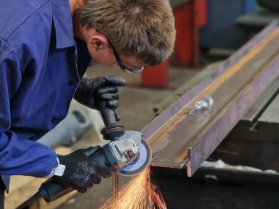 Ein junger Mann führt Metallarbeiten durch