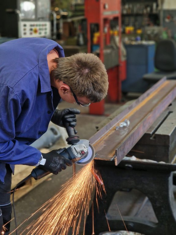 Ein junger Mann führt Metallarbeiten durch