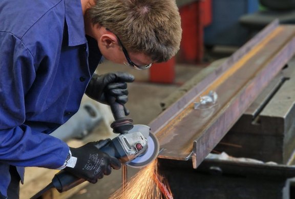 Ein junger Mann führt Metallarbeiten durch