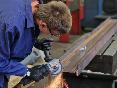 Ein junger Mann führt Metallarbeiten durch