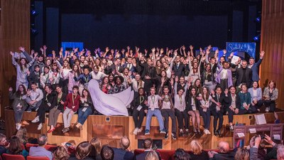 Die Teilnehmer:innen von Youth4Peace bei der Abschlussveranstaltung auf der Bühne