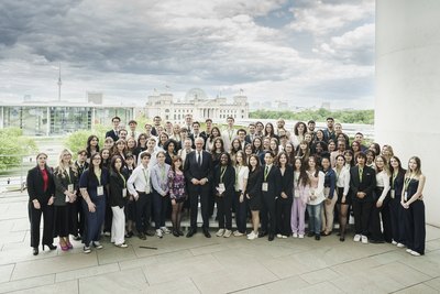 Im Rahmen von "Youth4Peace" treffen junge Menschen aus 26 Ländern Bundeskanzler Friedrich Merz.