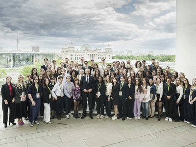 Im Rahmen von "Youth4Peace" treffen junge Menschen aus 26 Ländern Bundeskanzler Friedrich Merz.