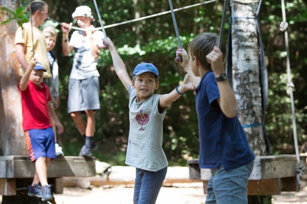 Kinder klettern bei einem deutsch-tschechischen Ferienlager.