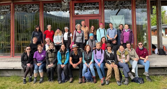 Gruppenfoto von Lehrkräften vor einem Haus des Wildniscamps