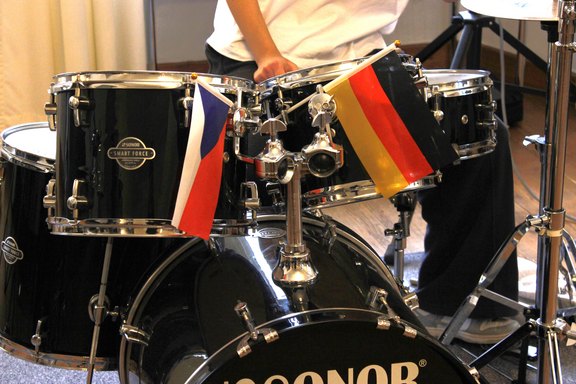 Ein Schlagzeug mit einer Deutschland- und Tschechien-Flagge.