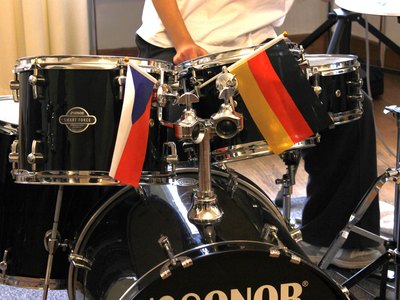 Ein Schlagzeug mit einer Deutschland- und Tschechien-Flagge.