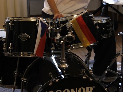 Ein Schlagzeug mit einer Deutschland- und Tschechien-Flagge.