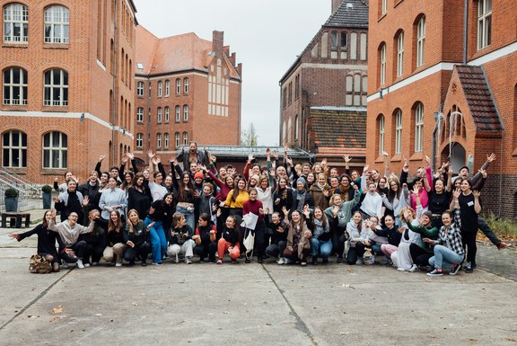 Die Teilnehmenden des 11. Deutsch-Tschechischen Jugendtreffens 2023 in Berlin Die Teilnehmenden des 11. Deutsch-Tschechischen Jugendtreffens 2023 in Berlin