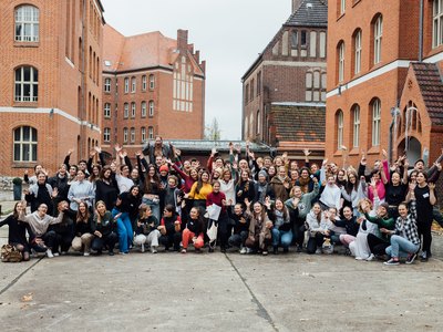 Die Teilnehmenden des 11. Deutsch-Tschechischen Jugendtreffens 2023 in Berlin