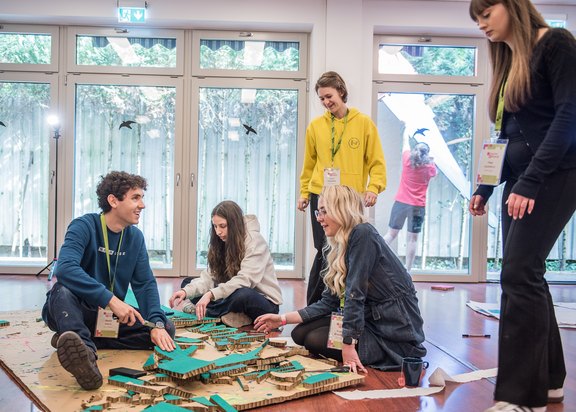 Junge Menschen bauen eine Kulisse