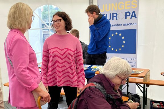 Ministerin Scharf spricht mit Kathrin Freier-Maldoner auf dem Demokratiefest.